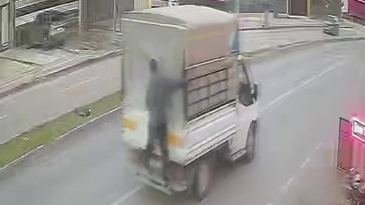 Adana’da sinema üzere hırsızlık: Hareket halindeki kamyonetten 40 kilo et çaldılar