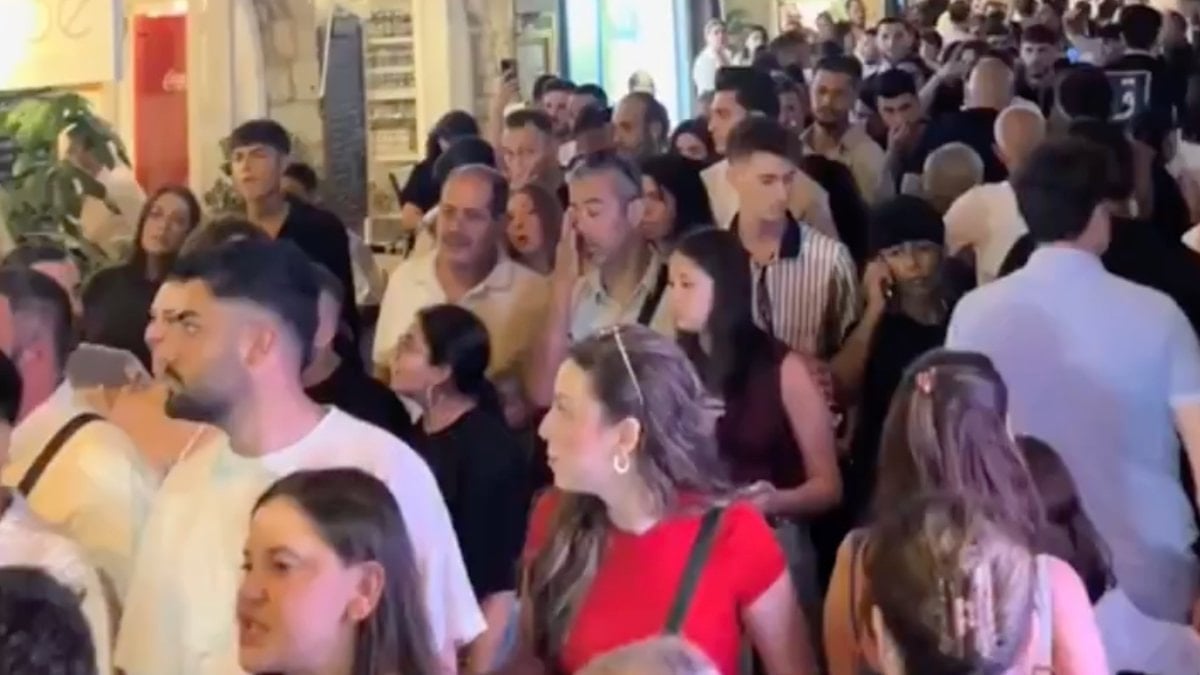 Alaçatı'da bayram tatili yoğunluğu: Adım atacak yer kalmadı
