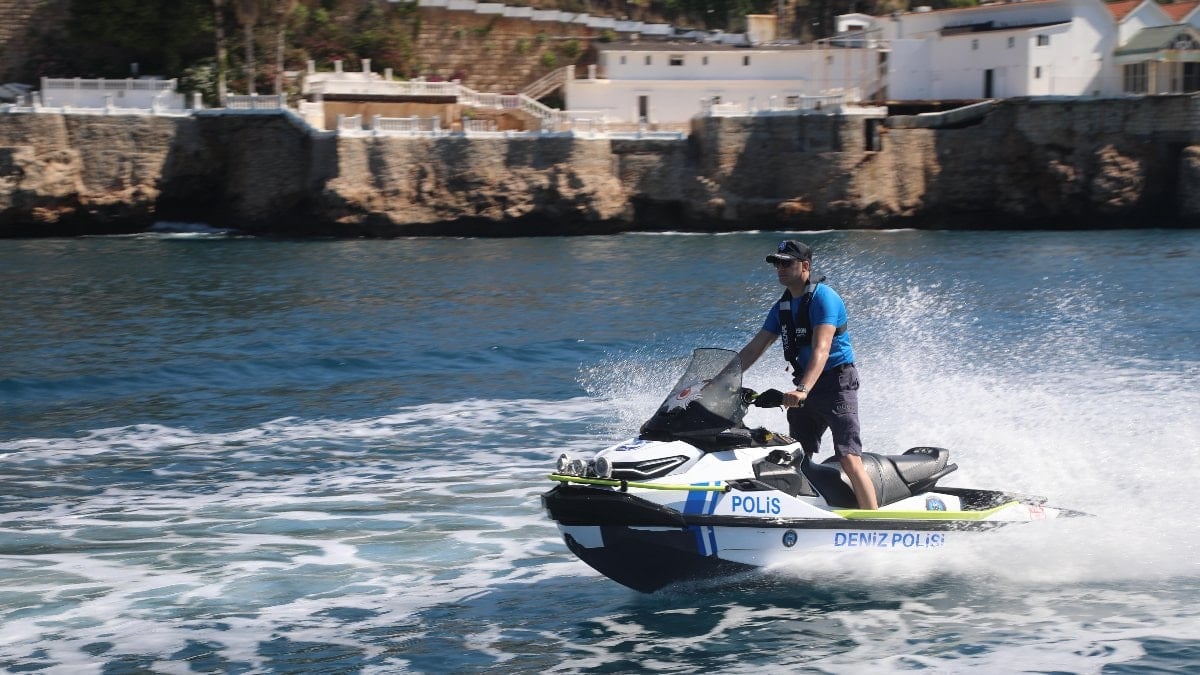 Antalya'da deniz polisi 24 saat vazife başında