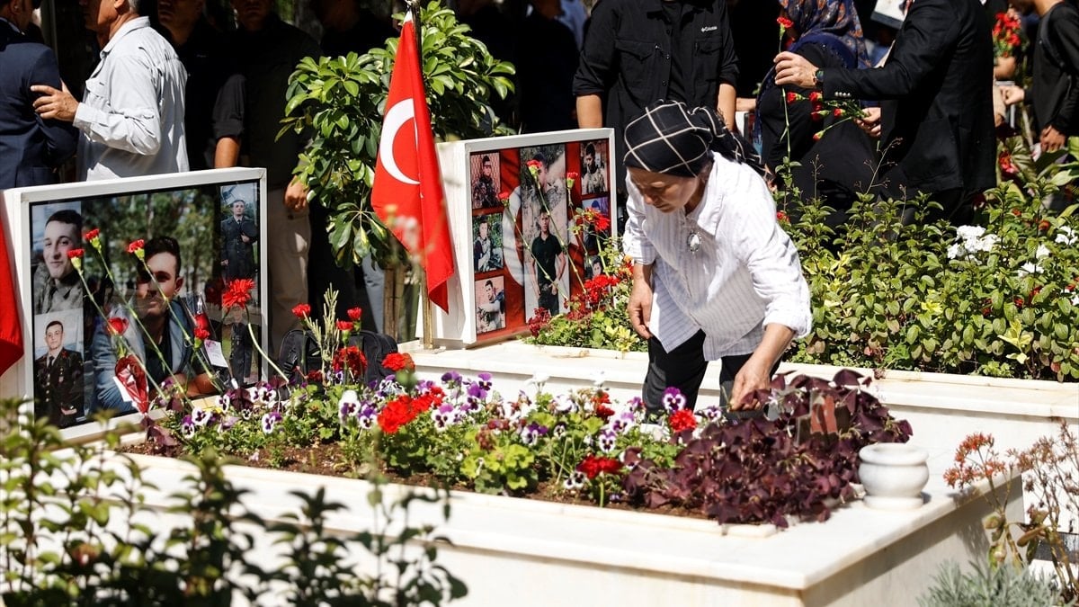 Bayram arifesinde aziz şehitler minnet ve dualarla anıldı
