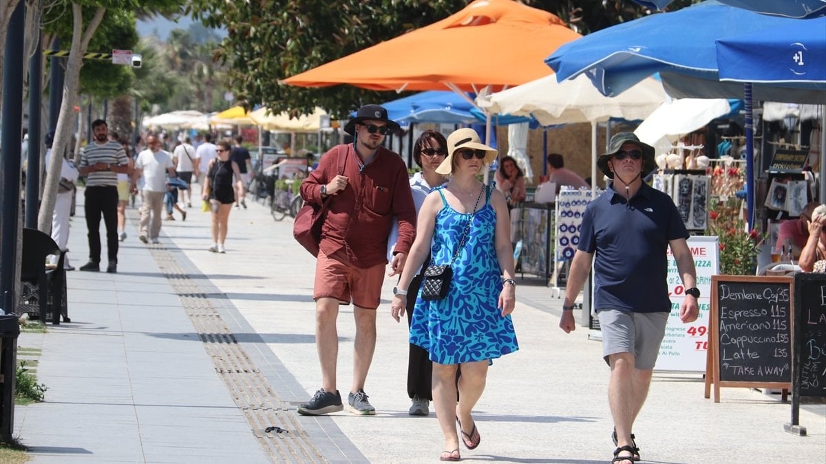 Bayram tatilinde kıyılar doldu taştı: Marmaris ve Datça'ya 4 günde 40 bin araç girişi oldu