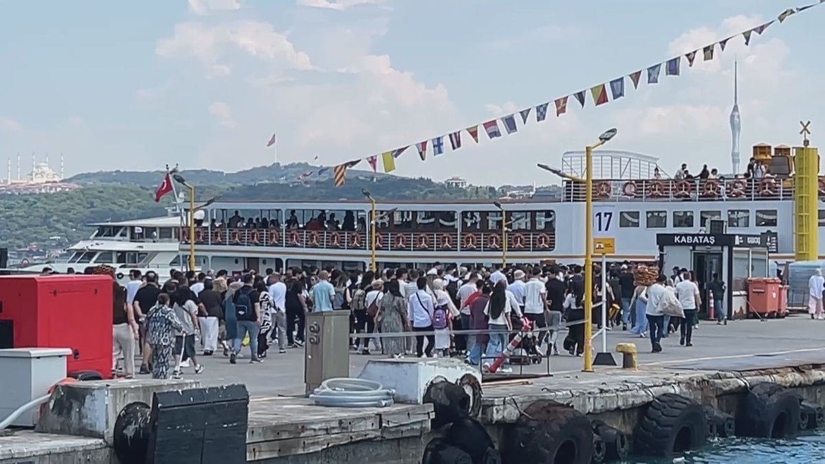 Bayramın ikinci gününde Adalar vapur iskelesinde yoğunluk yaşandı
