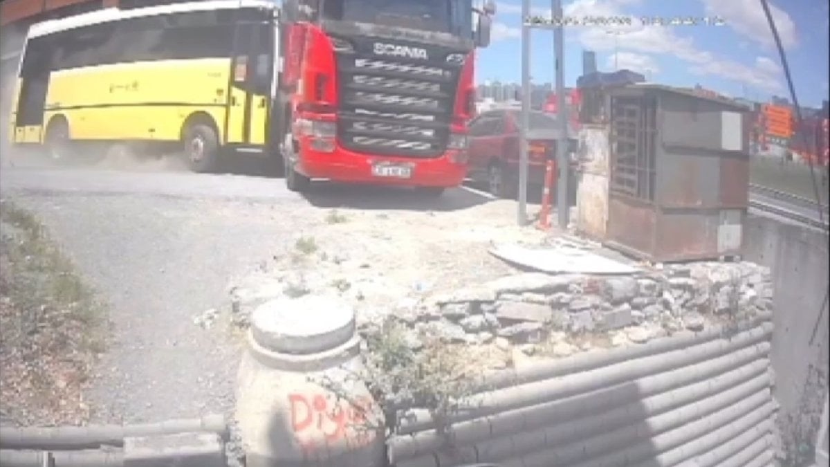 Beylikdüzü'nde freni boşalan İETT otobüsü, park halindeki araçlara çarptı