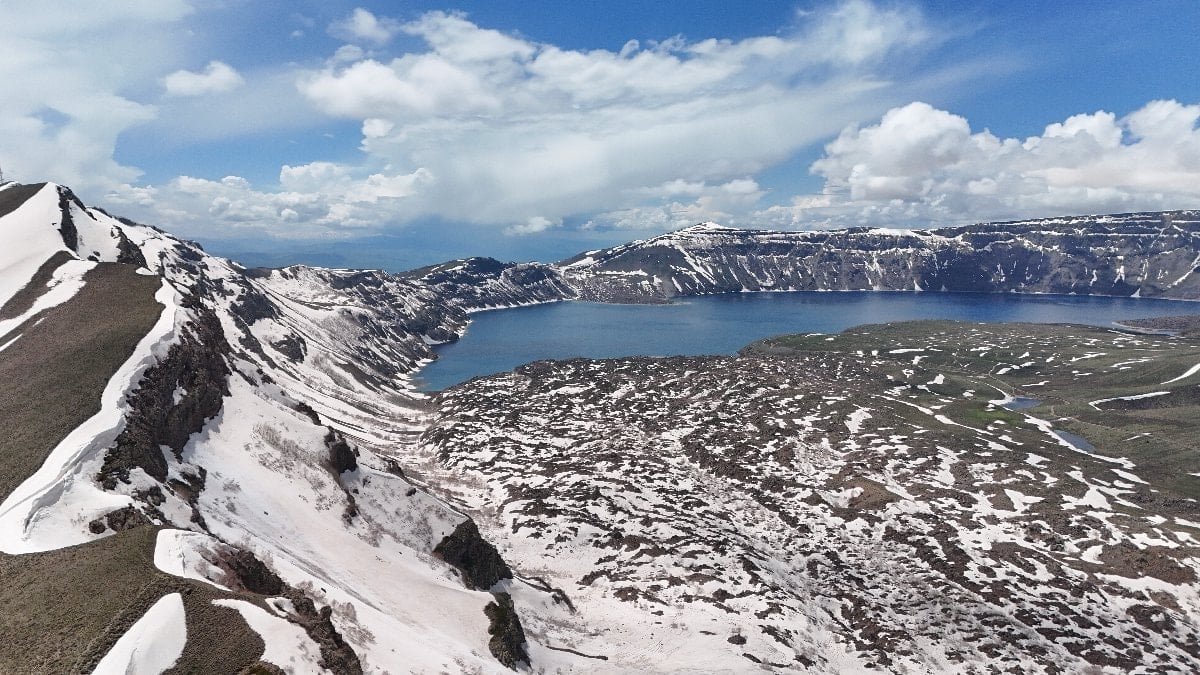 Bitlis'te iki mevsimin yaşandığı Nemrut Krateri havadan görüntülendi