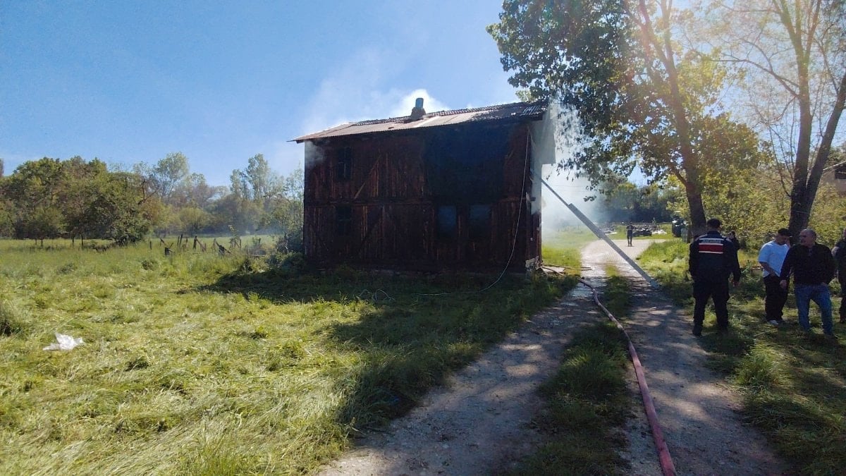 Bolu’da mesken yangını: İtfaiyenin müdahalesi için ceviz ağacı kesildi