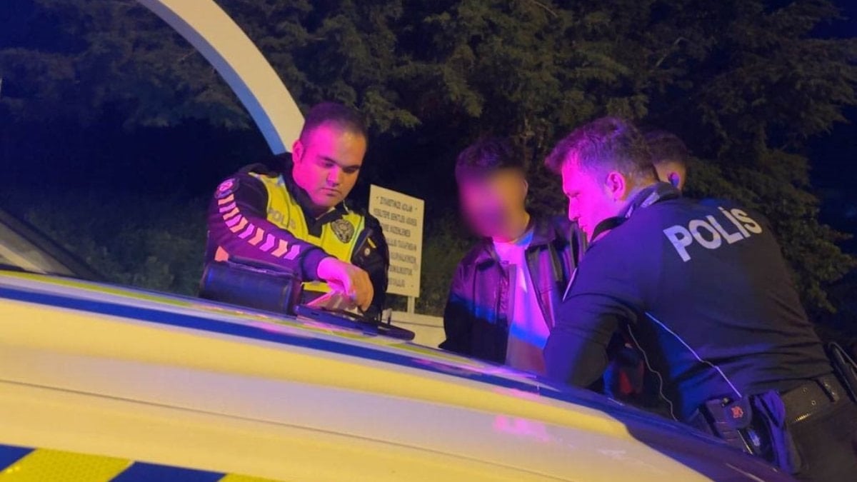 Burdur'da uygulamadan kaçan alkollü şoför yakalanınca kesilen cezaları hesaplamaya çalıştı
