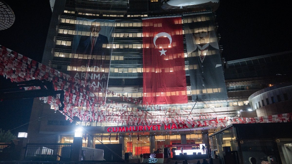 CHP Genel Merkez binasına Kemal Kılıçdaroğlu'nun posteri asıldı