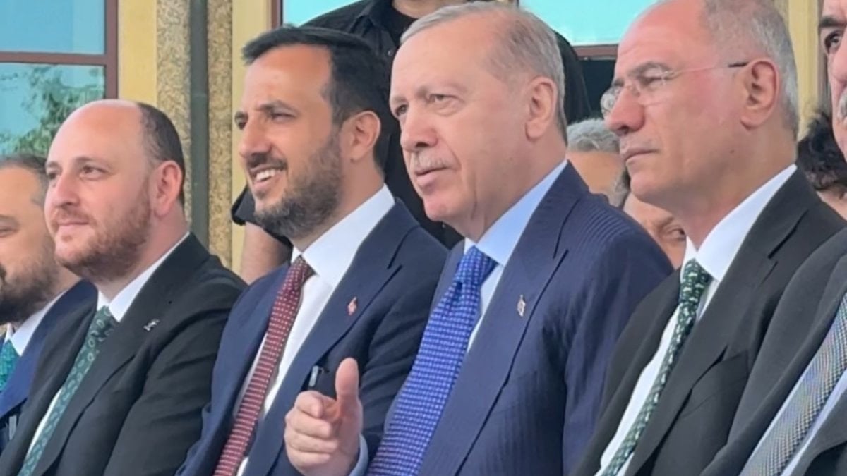 Cumhurbaşkanı Erdoğan, Azerin’in seslendirdiği “Türkler Geliyor” müziğine eşlik etti