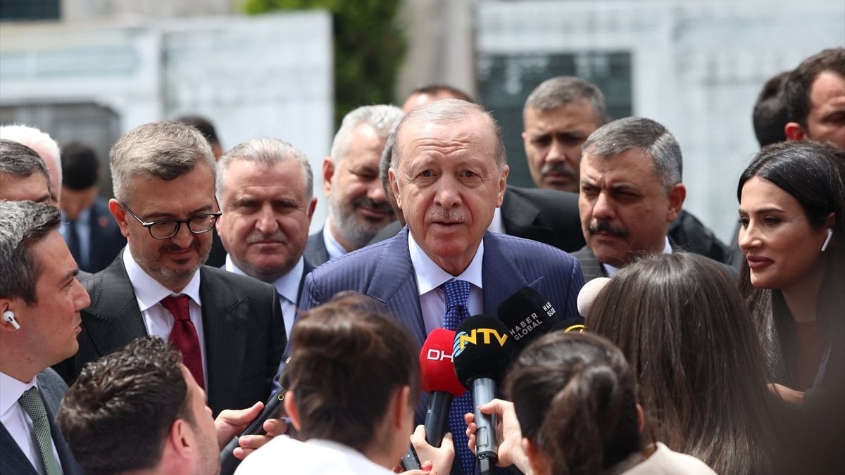 Cumhurbaşkanı Erdoğan gazetecilere lokum ikram etti: Ben dikkat ediyorum