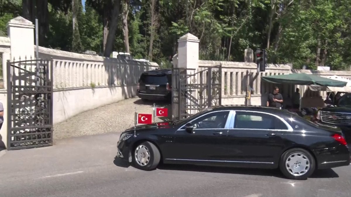 Cumhurbaşkanı Erdoğan, Karacaahmet'teki aile kabristanını ziyaret etti