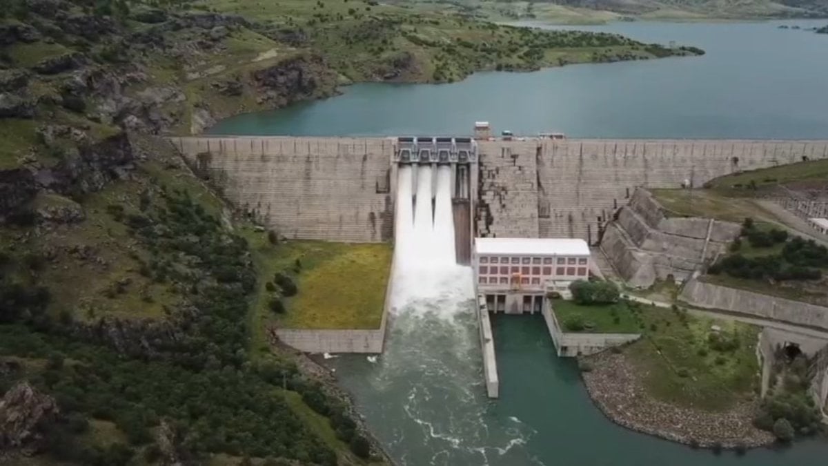 Elazığ’da Pembelik Barajı’nda denetimli su tahliyesi başladı