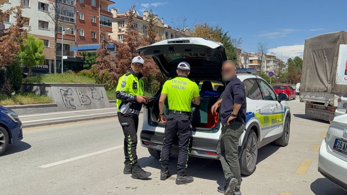 Eskişehir'de karşıt taraftan gelen eksik evraklı şoförden polise değişik reaksiyon