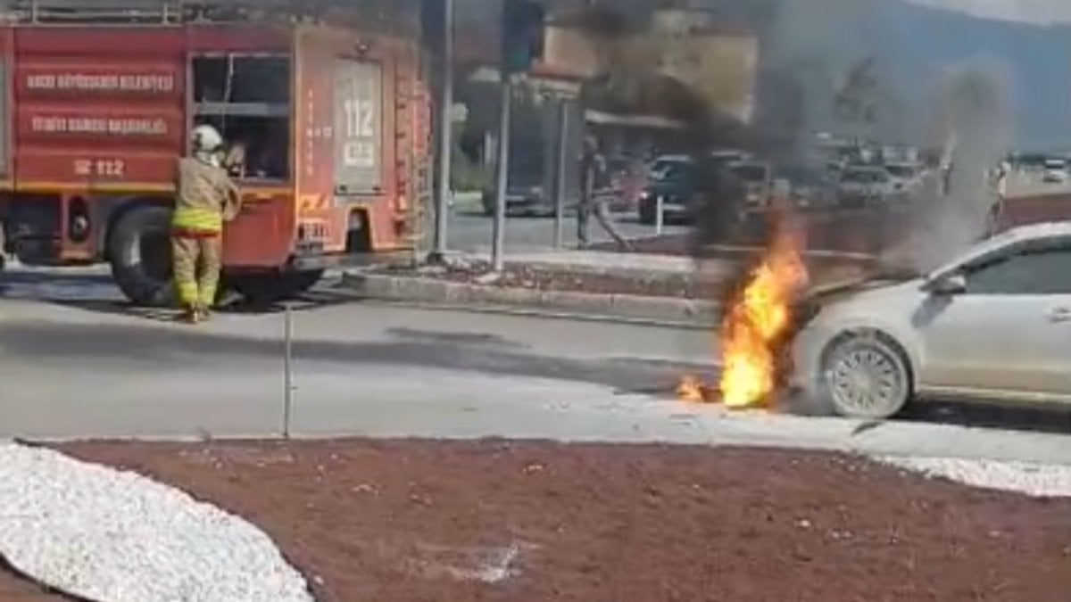 Hatay'da seyir halindeki araba alev alev yandı