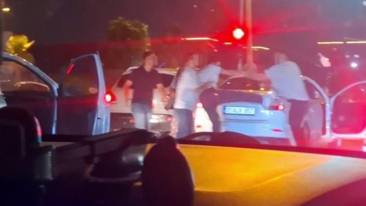 Hatay’da trafikte tekmeli yumruklu arbedeyi bayan ayırmaya çalıştı