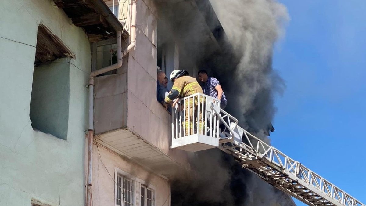 Isparta'da iki katlı ahşap meskende yangın: 6 kişi kurtarıldı