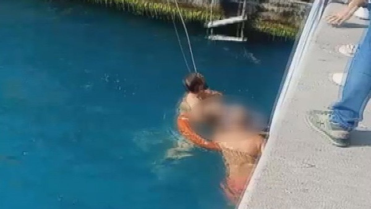 İstanbul'da denizde baygınlık geçirdi: Bayanın kurtarılma anı kamerada
