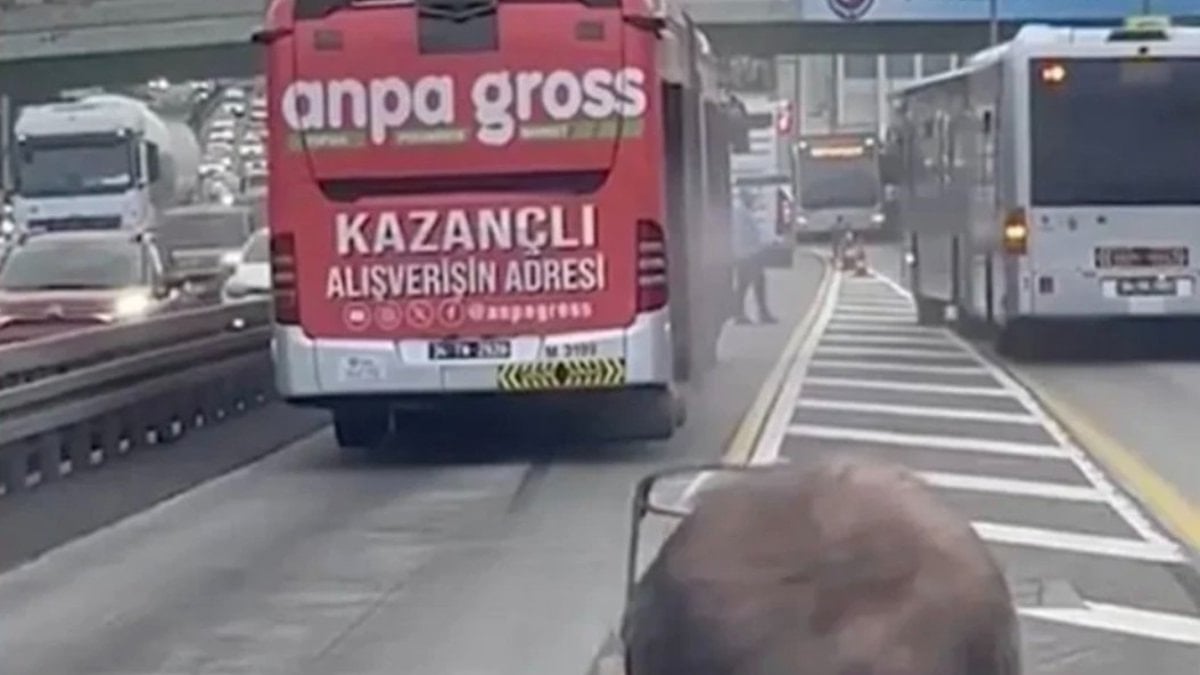 İstanbul’da seyir halindeki metrobüste yangın çıktı