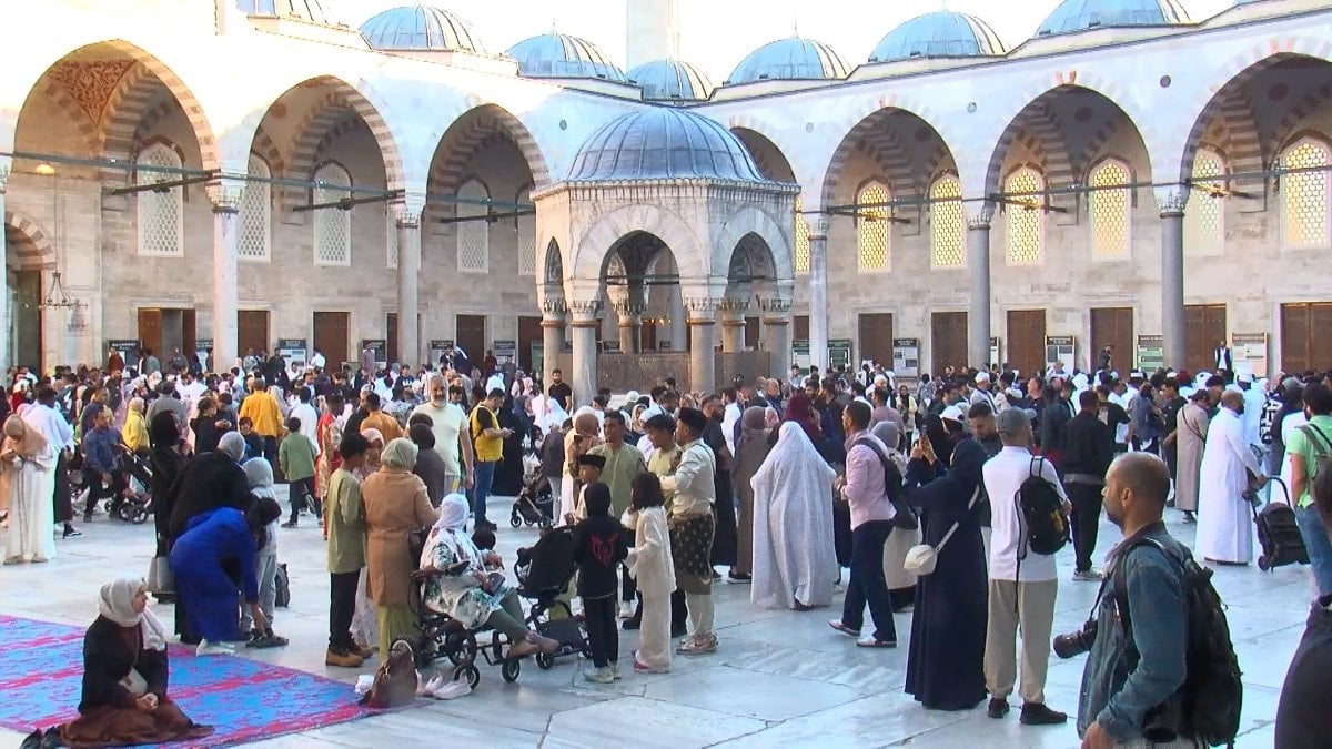 İstanbul'da Sultanahmet Camii'nde bayram yoğunluğu başladı