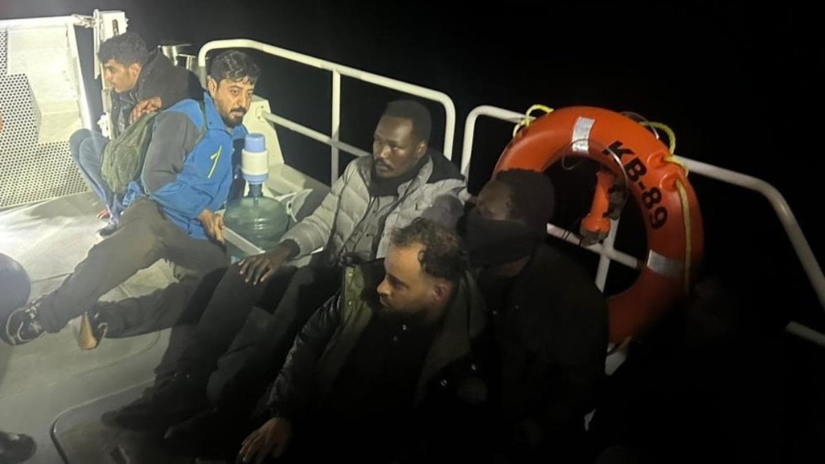 İzmir açıklarında 66 kaçak göçmen yakalandı