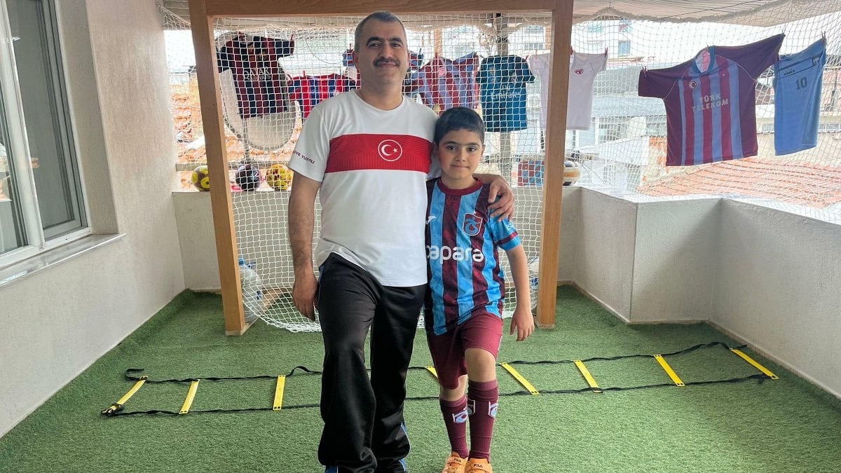 İzmir’de baba, oğlunun hayali için balkonunu küçük alana dönüştürdü