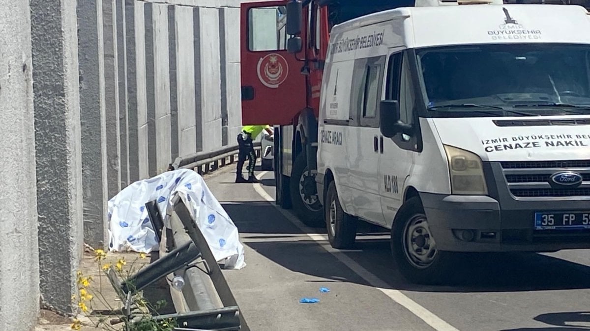 İzmir'de demir bariyere çarpan motosikletin şoförü hayatını kaybetti