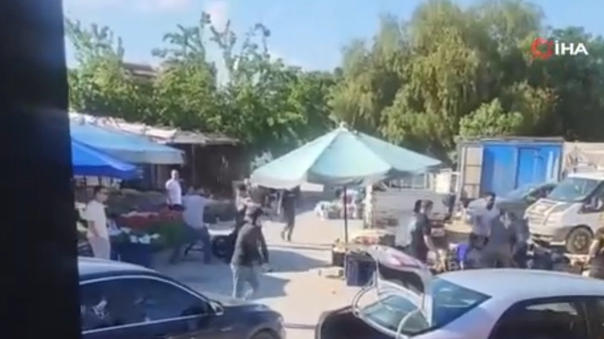 İzmir'de pazarcılar ortasında silahlı hengame kamerada