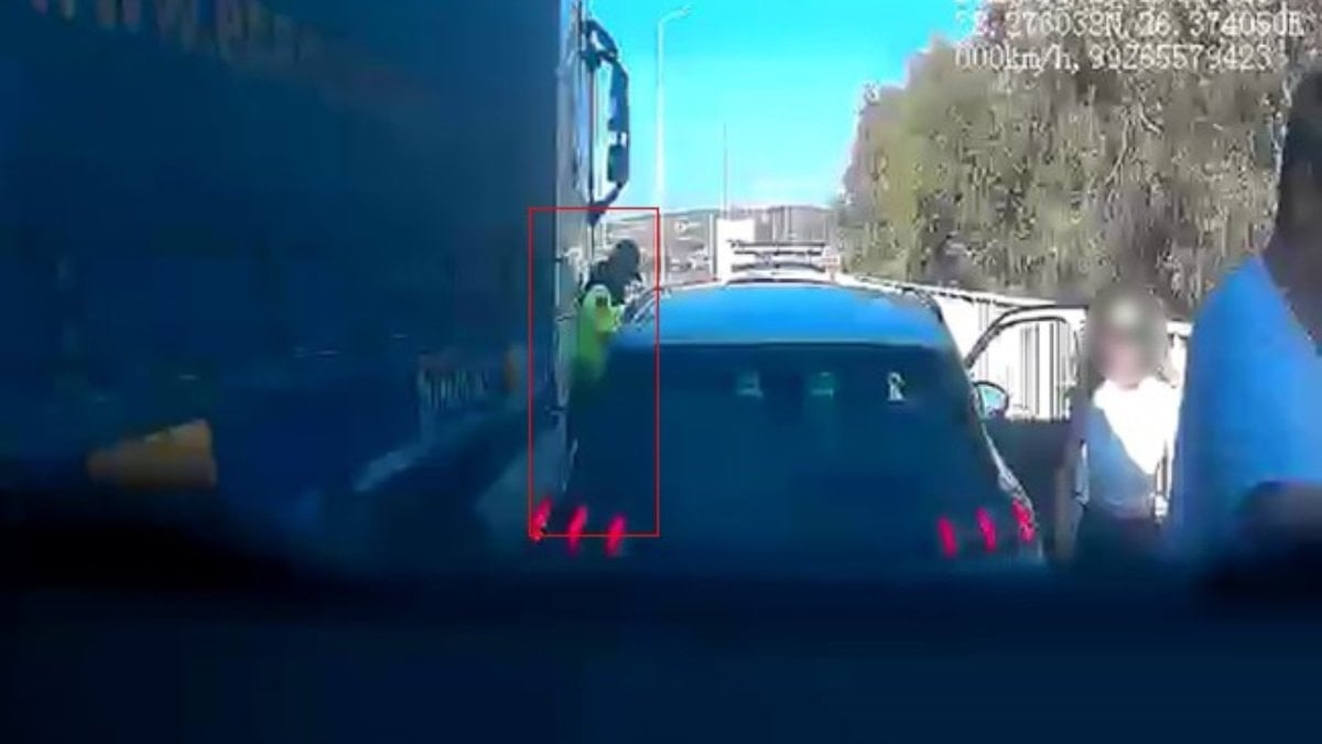 İzmir'de yakıtı biten araca yardıma koşmuştu: Otoyol jandarması vefattan döndü