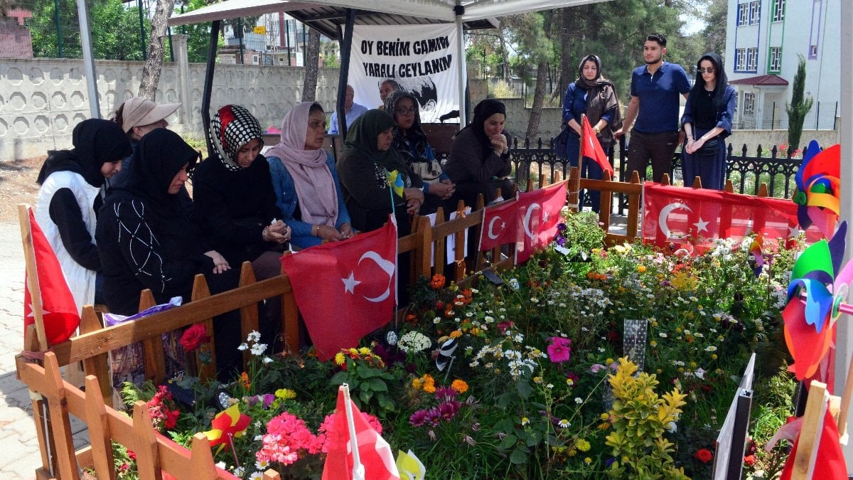 Kahramanmaraş'taki okul akınında ölen öğrencilerin aileleri mezarlıkta buluştu