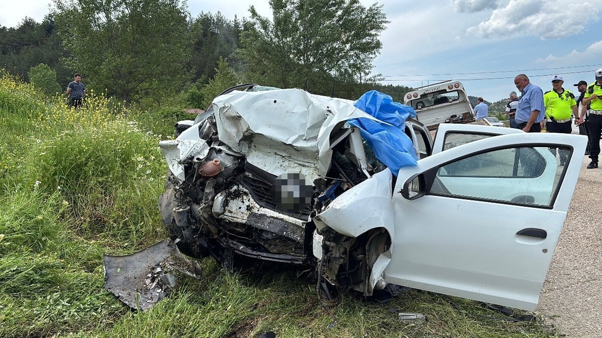 Kastamonu'da araba, istinat duvarına çarptı: 3 meyyit 1 yaralı