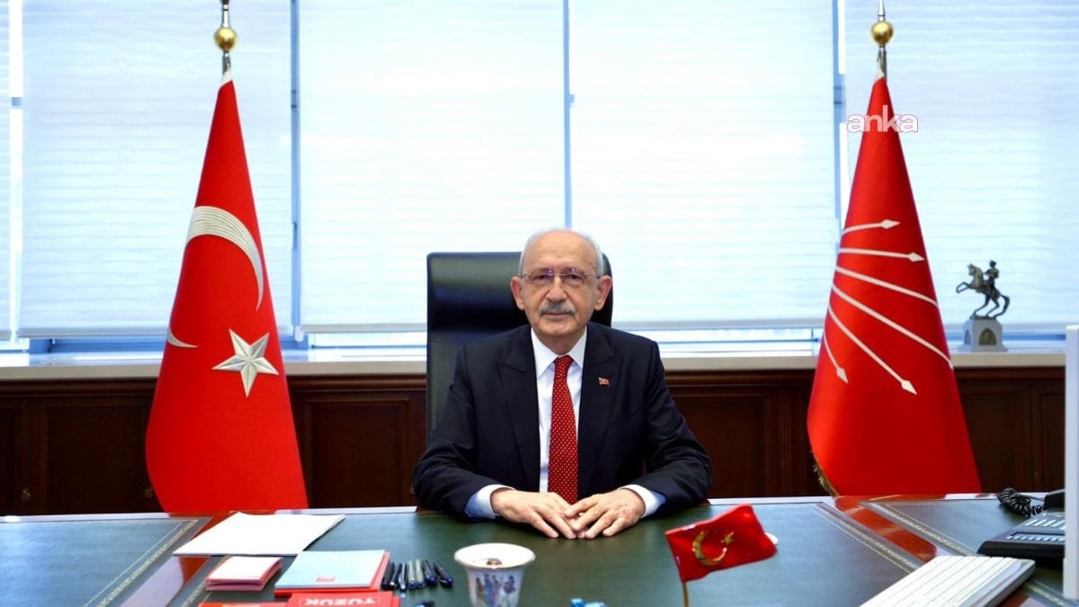 Kemal Kılıçdaroğlu CHP Genel Merkezi'nde makamına oturdu