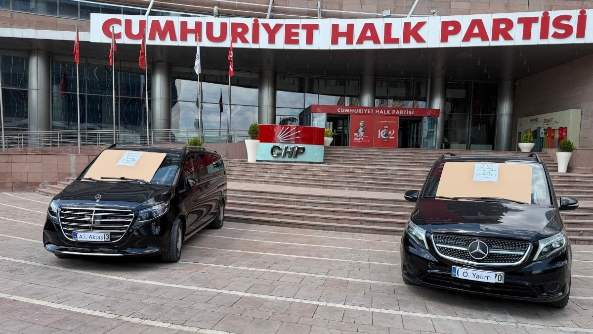 Kemal Kılıçdaroğlu, Özel devri araçlarını satışa çıkardı: Üzerlerine 'Haram parayla alınmıştır' yazıldı