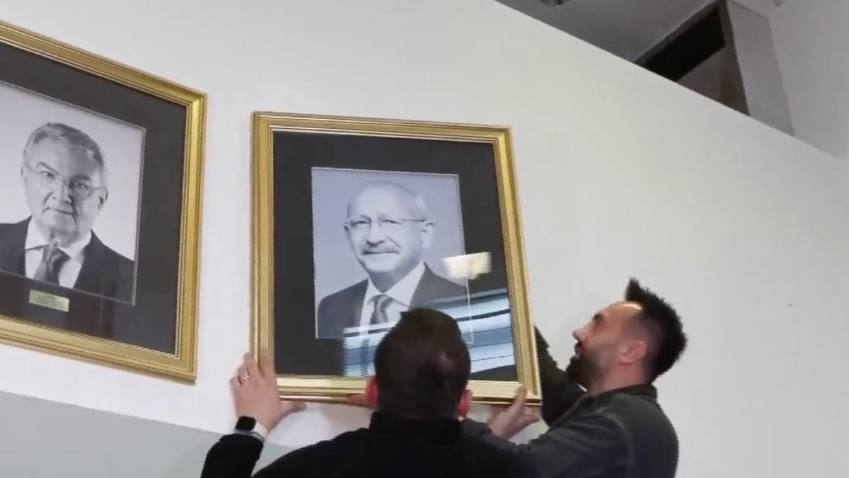 Kemal Kılıçdaroğlu'nun fotoğrafı tekrar CHP Genel Merkezi'ne asıldı