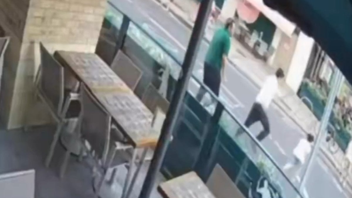 Londra'da Türk müdür, minik kızı motosikletin önünden son anda kurtardı