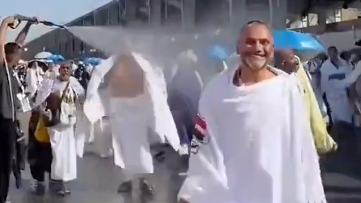 Mekke'de çok sıcaklar nedeniyle serinletme noktaları kuruldu