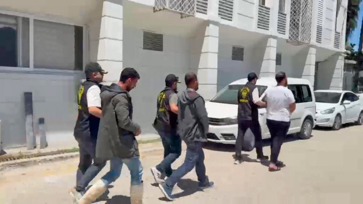 Mersin'de kendilerini polis olarak tanıtıp vatandaşları dolandırdılar