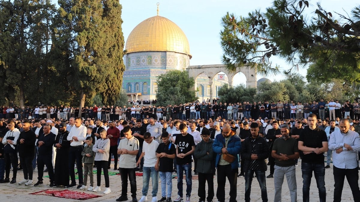 Mescid-i Aksa’da bayram namazı: 140 bin Müslüman birebir safta buluştu