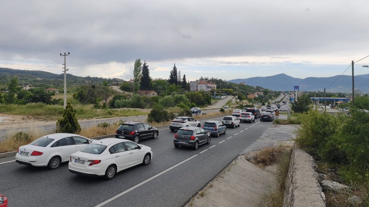 Muğla'ya tatilci akını: 22 kilometrelik araç kuyruğu oluştu