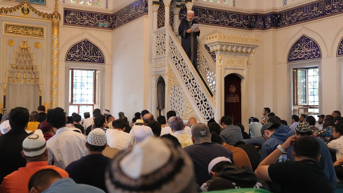 Tokyo Camii’nde bayram yoğunluğu: Namaz 3 sefer kılındı