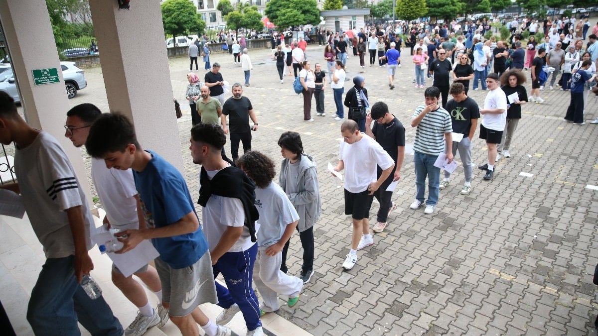 3 bin 25 kişi, imtihan günü yeni kimlik başvurusu yaptı