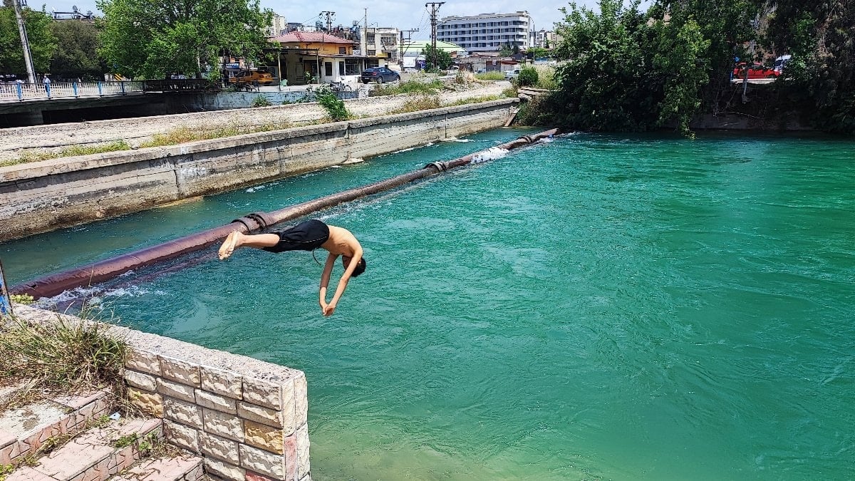 Adana'da 11 kişinin boğulduğu sulama kanalından çocuklar vazgeçmiyor