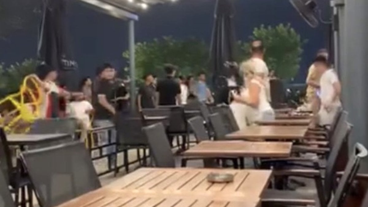 Adana'da AVM'de çıkan hengamede sandalyeler havada uçuştu