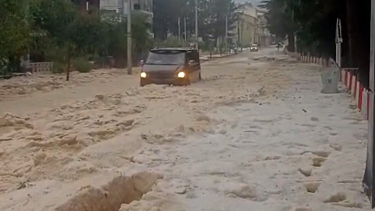 Afyonkarahisar'da dolu yağışı; yollar kapandı, bahçeler ziyan gördü