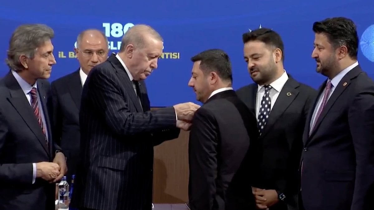 AK Parti'ye yeni iştirakler: Rozetleri Cumhurbaşkanı Erdoğan taktı