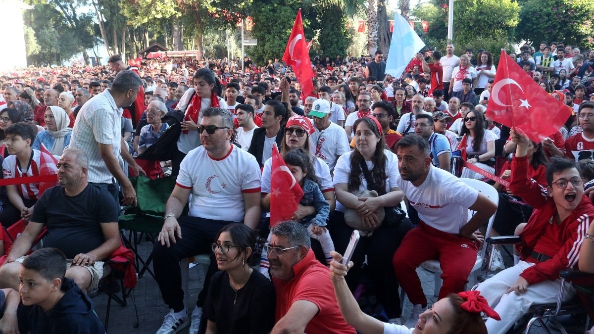 Antalya'daki sporseverler ulusal ekibin hezimetine üzüldü