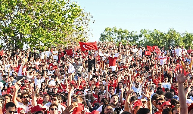 Antalyalılar Dünya Kupası heyecanı için Olbia Kent Meydanı'nda buluştu