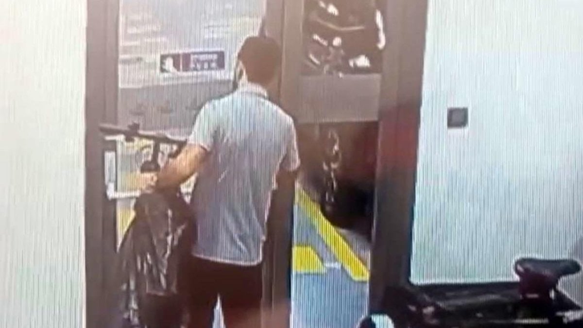 Arnavutköy'de çaldığı bisikleti polis merkezine götürdü