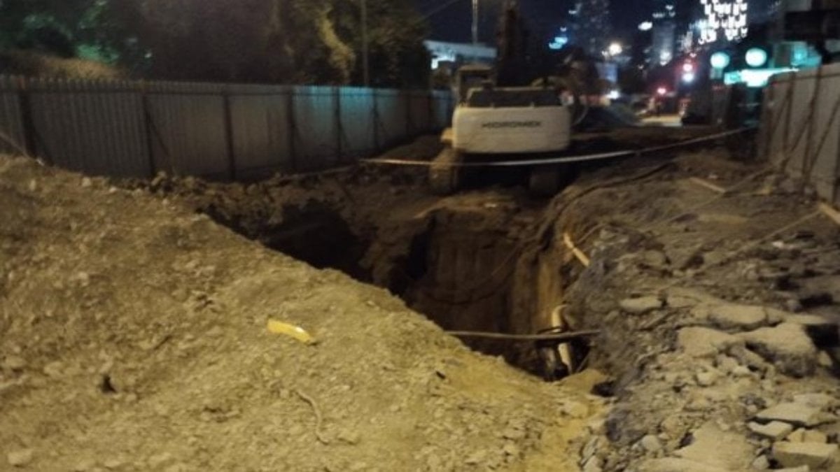 Ataşehir'de taksi, şantiye çukuruna düştü