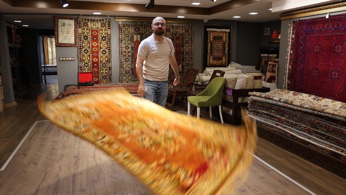 Aydın'da 2 asırlık halılar, çelik kasada saklanıyor