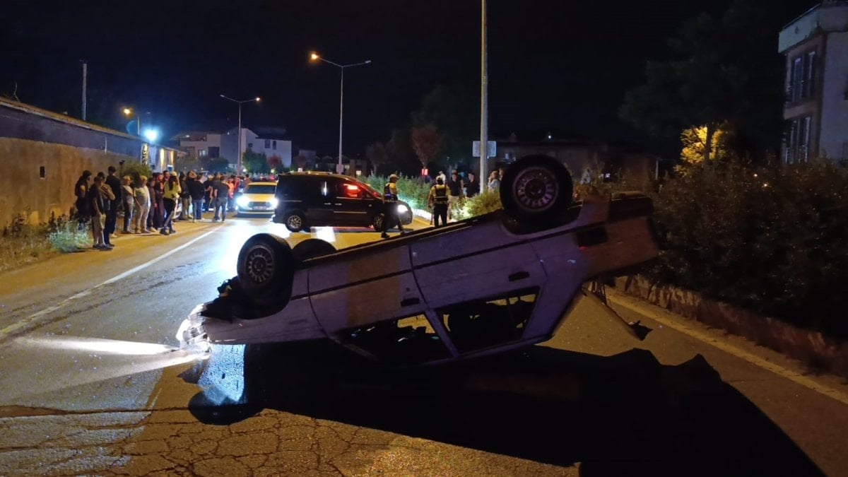 Bursa'da takla atan arabada yaralanan sürücüyü esnaf kurtardı