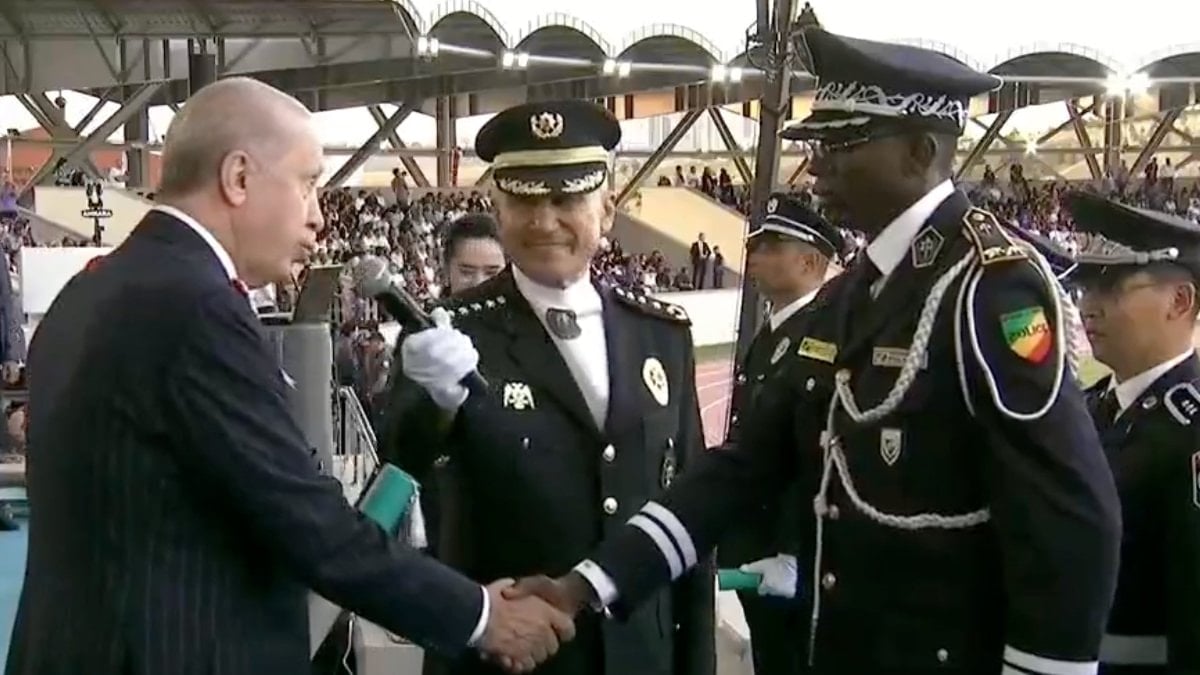 Cumhurbaşkanı Erdoğan ile Kongolu Polis Akademisi Mezunu'nun gülümseten diyaloğu